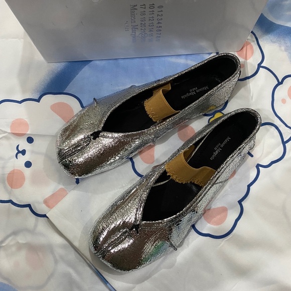 Maison Martin Margiela Shoes - Maison Martin Margiela Silver Split-Toe Flats with Brown Strap